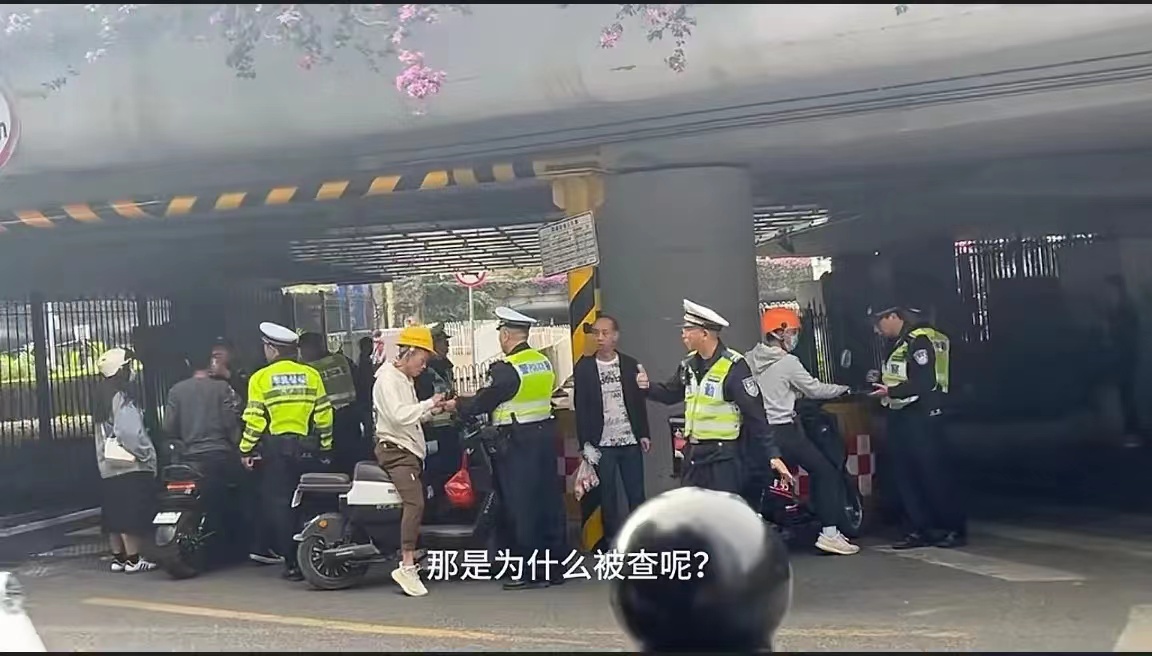一场疾病夺走了她老公的性命，留下她们母子相依为命，想到这里，往事浮上脑海，郑丽琼