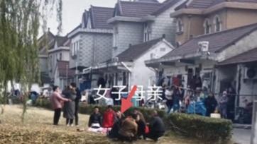 无助母亲悲痛跳河，社交爆料揭露丈夫家暴引发热议！