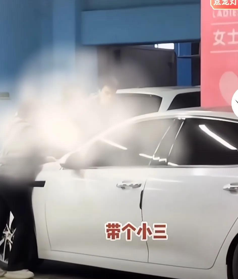 今天刷到广东一位男子出轨，带小三爸妈出来吃饭，被妻子发现后开车顶撞妻女。原配妻子