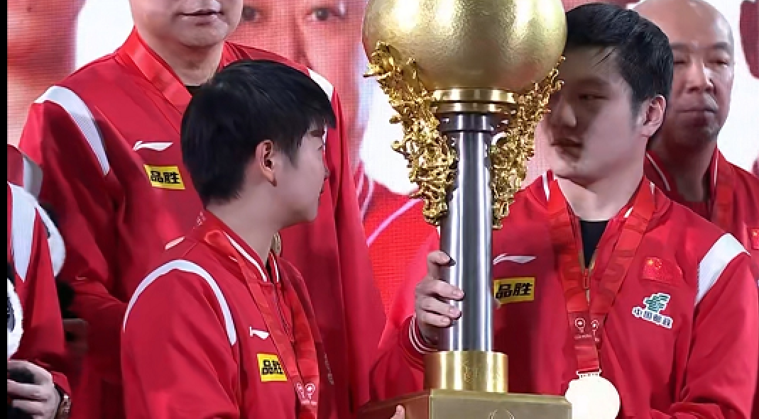 孙颖莎学聪明了！示意队友捧杯，此前与樊振东举奖杯，太累了
孙颖莎和陈梦所在的深圳