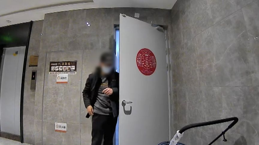 河北石家庄，一名女子晚上回到家发现家中没电，拨打物业电话后被告知，去楼道看看电闸