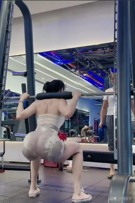 不明白为什么非要穿这样的裤子。
