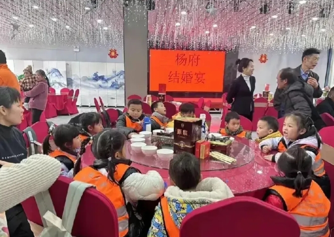 
南宁的这家幼儿园真会做生意，11名“砂糖橘”，每人费用1万，总共收费11万，行