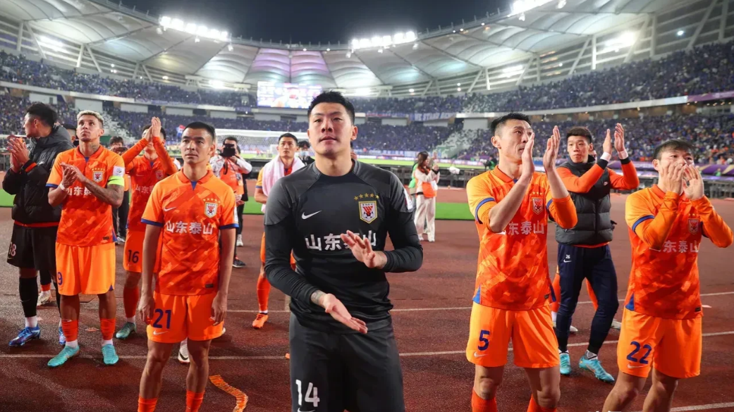 大雷扔奖牌，不出意外，大概是表达这5个内涵

1、足协杯决赛，竟然把联赛的红牌带