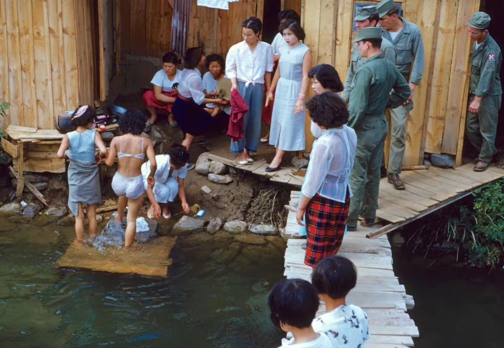 1959年，韩国釜山，美国当时在这里的军事基地，每天来这里“服务”的韩女不计其数