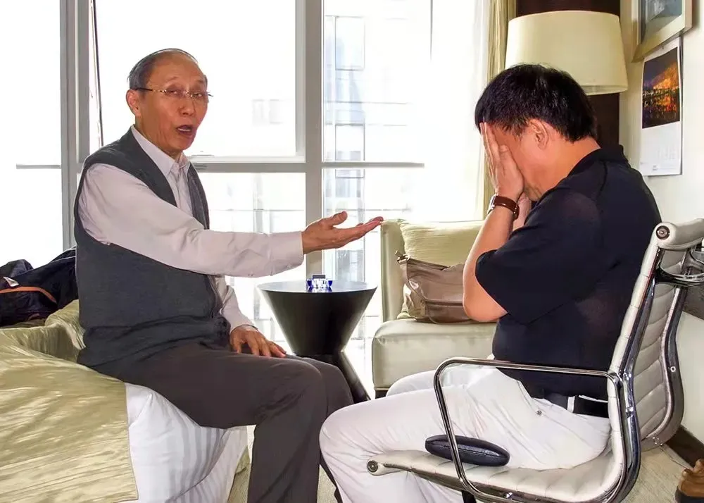 当年的武大校长刘道玉先生在家中教导易中天(李华摄影)
