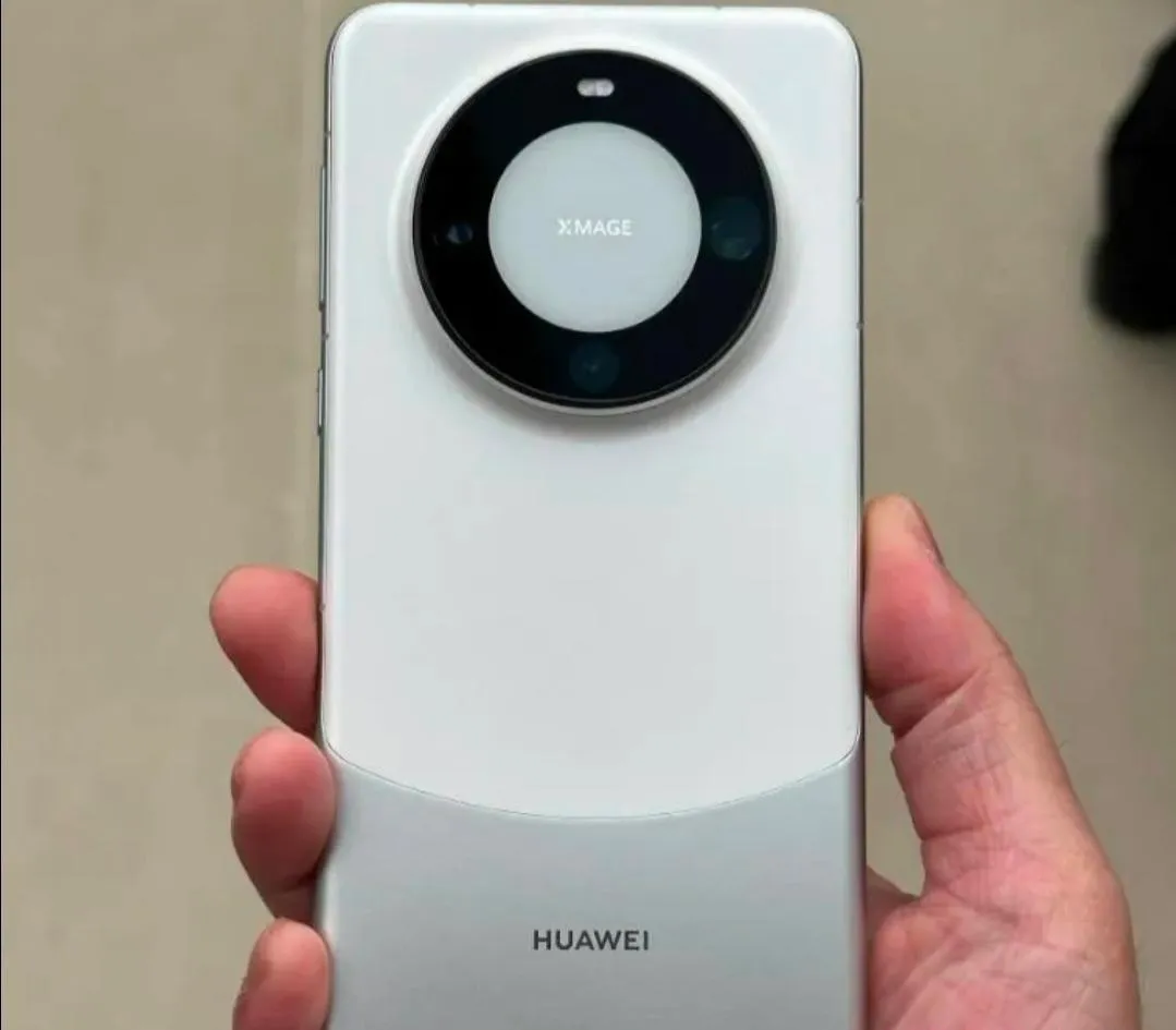最近购入了一部华为Mate60 Pro，花费了6999元，拿到手时心情颇为愉悦。