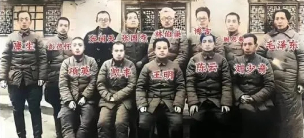 一张珍贵的老照片，伟人那时候只能靠边站