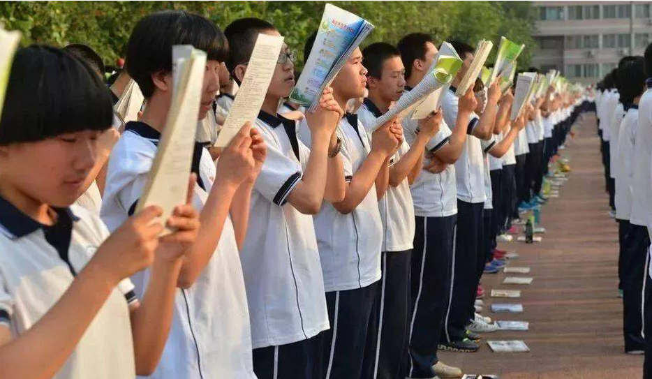 我发现了一个规律
凡是能上985、清北的孩子：
85%以上，小学就是班级里的前几