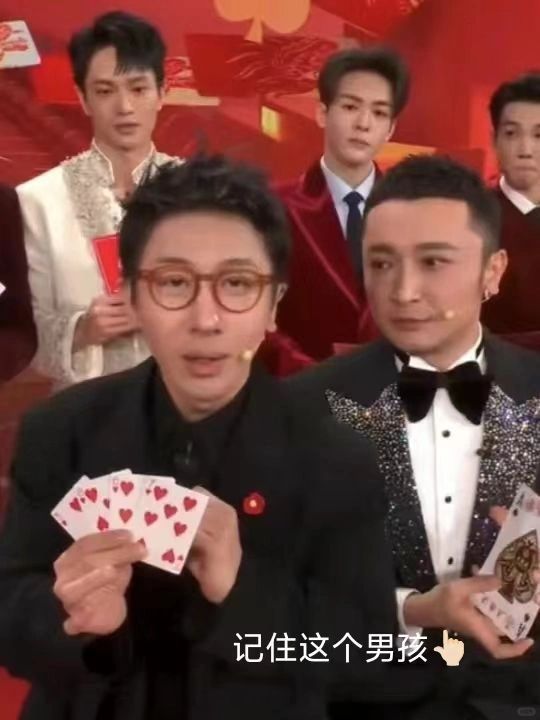 小尼汗流浃背，广权一拼就对
刚在电视上看尼格买提的表情，
我爸就说他没估计拼上，