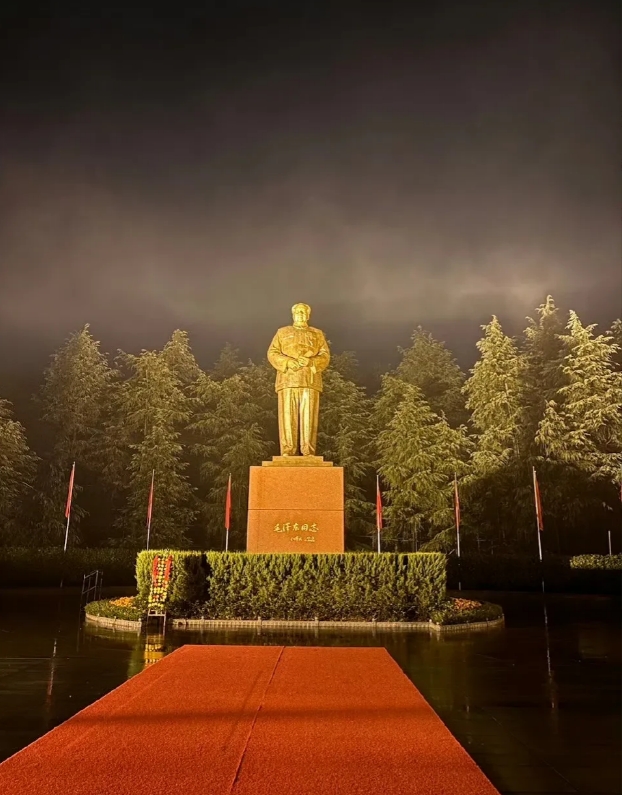 毛泽东最厉害的地方在于他凭空弄了一整套方法论，而不是分什么东西给什么人，那个年代