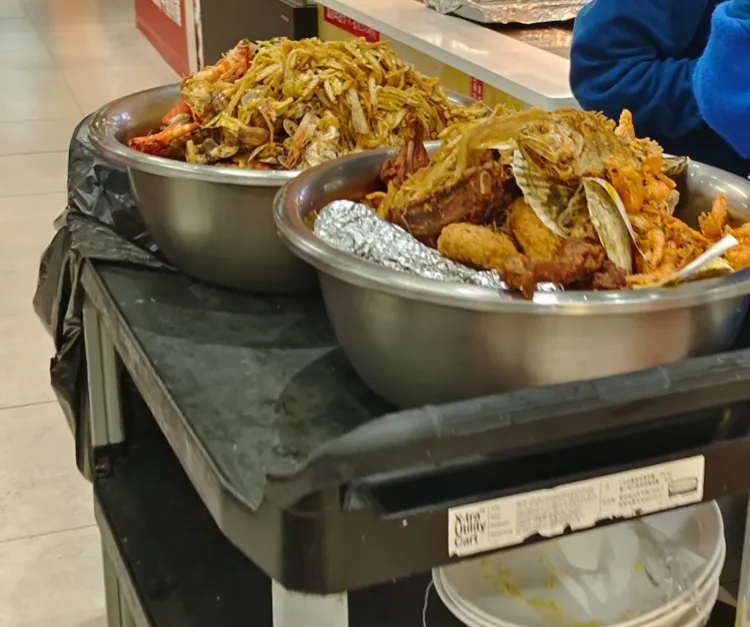 第一次在晚上21点逛盒马生鲜，竟然让我看到震惊的一幕，当时熟食区7折清货，我看到