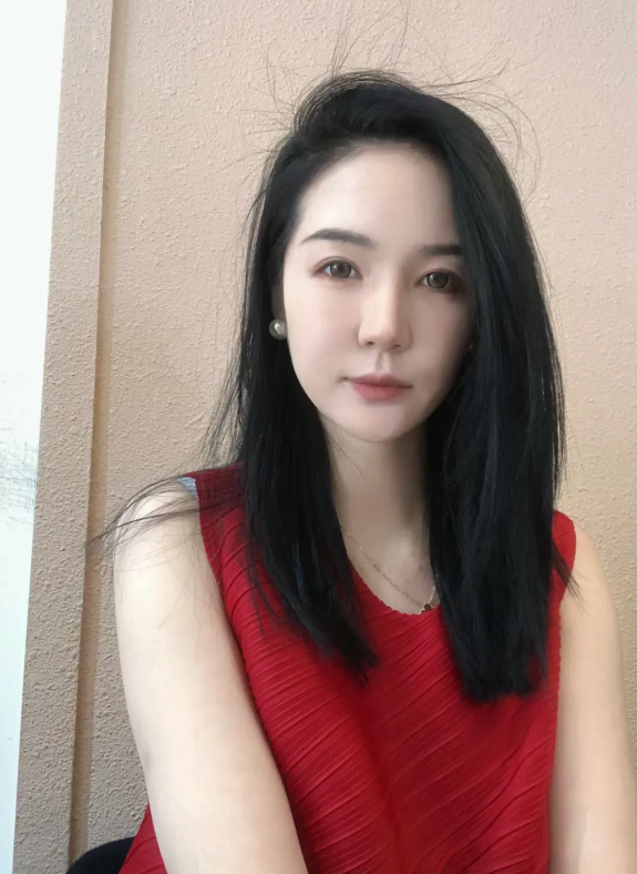 我们夫妻的生活模式非常特殊而令人羡慕。以下是一些鲜明的特点：
1. 我们结婚已经