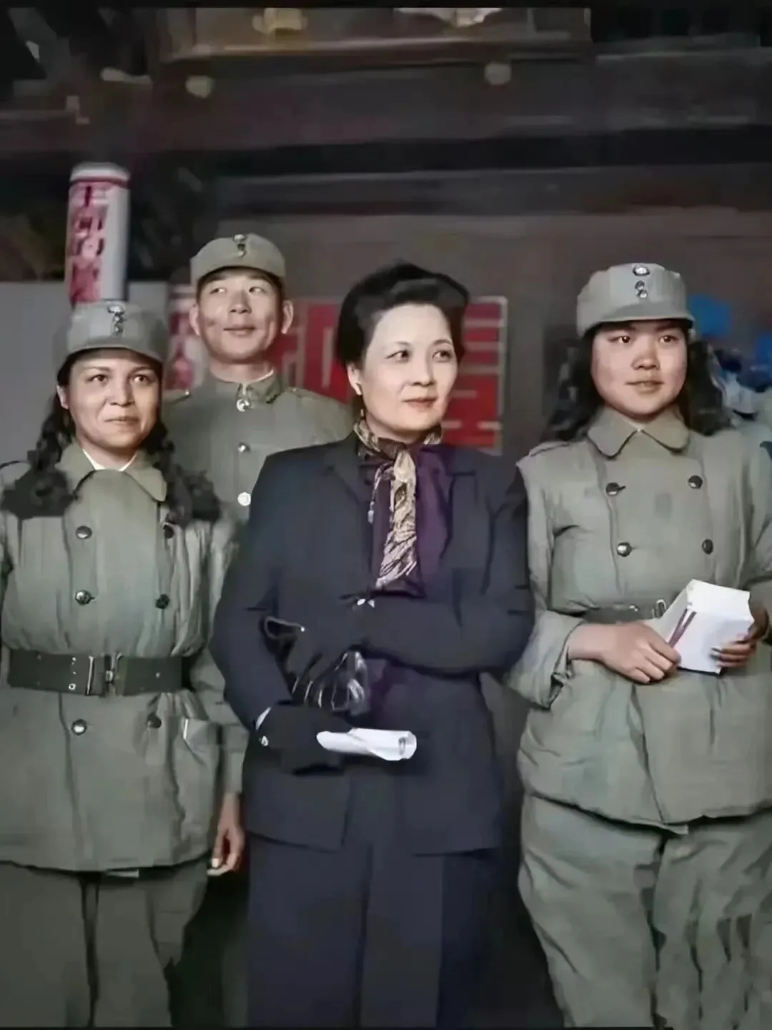 如果宋美龄事后看到这张照片，可能会被气晕。站在宋美龄右边的女兵看起来正常大方，而