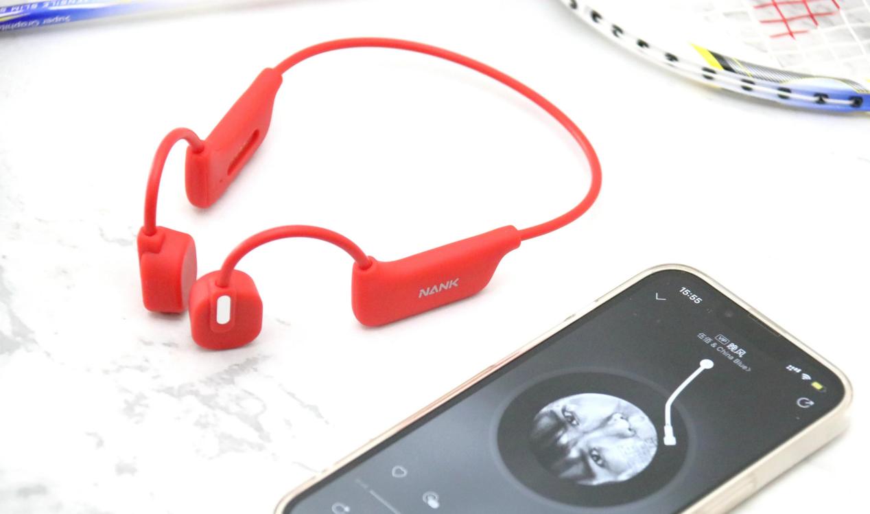 到底是跑步有线耳机好还是无线耳机好，其实无线耳机更适合运动。