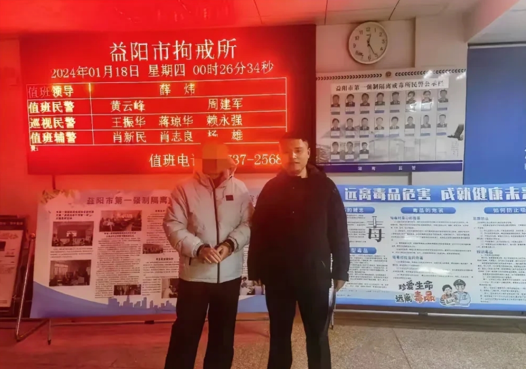 湖南益阳，6旬男子在微信群看到不雅视频后，想着分享给妻子一起观看。可谁曾想，男子