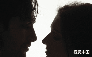 新来的上司竟是那天求着让我包养的弟弟？我假装认不出他，谁知他把我叫到办公室，「看来姐姐记性很差呀」