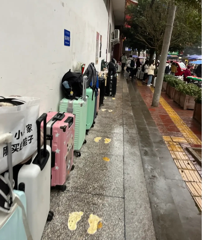 
我把这个相片发给国外友人看，他们不相信，他说在漂亮国，这样放行李，分分钟被流浪