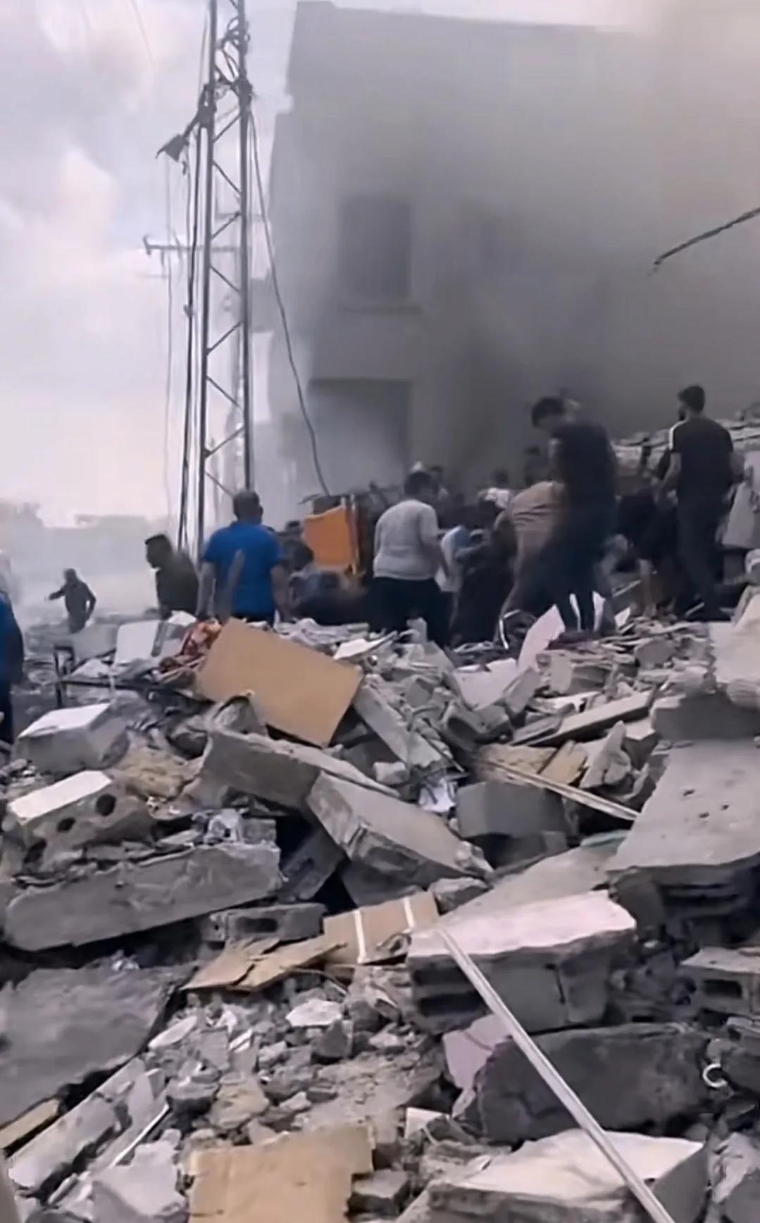 
以色列现在中东狂的没边了，一个重要原因就是美国做出了最错误的一个决定。巴以冲突