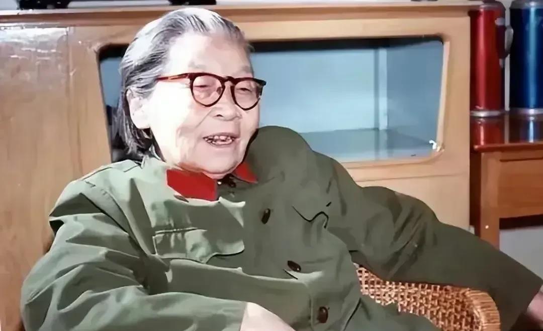 晚年的李贞将军。
李贞是共和国唯一的女将军，1955年被授予少将军衔。
李贞6岁