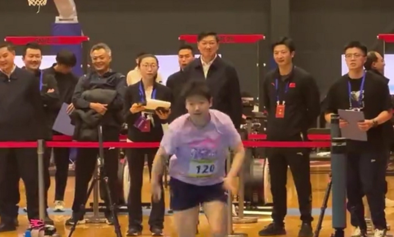 体能大比武！孙颖莎被拉着合影，林高远热身，王曼昱比号码
12月29日，响应体育总
