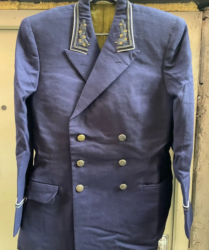 小区的衣物捐赠箱，今天有人开箱收取旧衣服，一眼就看到这件旧制服，感觉还有点特别，