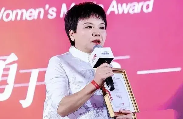 何巧女，捐款100亿给美国；

陈天桥，捐款70亿给美国；

潘石屹，捐款6亿给