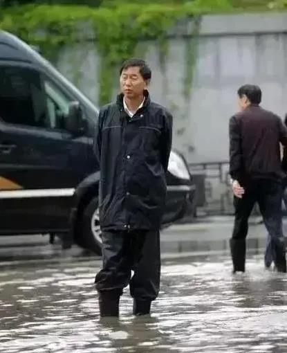 耿彦波耿公的五个“特别”之处。

1、在办公室的时间极少。据说，耿彦波一年中只有