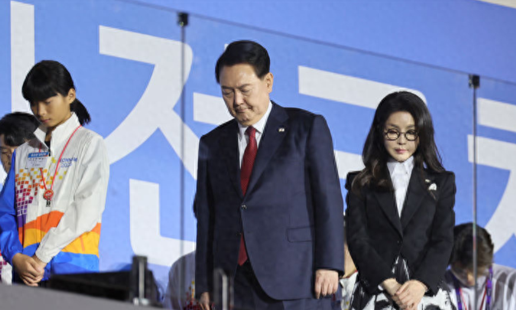 韩国第一夫人，让人想不到，最新亮相居然戴着黑边儿眼镜，褪去稚嫩变成熟，斯斯文文的