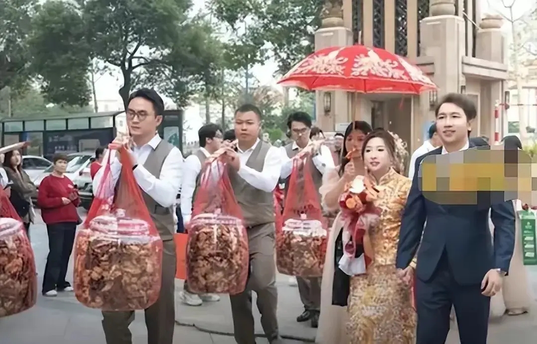 “60斤陈皮当嫁妆！”广东江门，一女子出嫁，父亲拿出珍藏了20多年的陈皮，给女儿