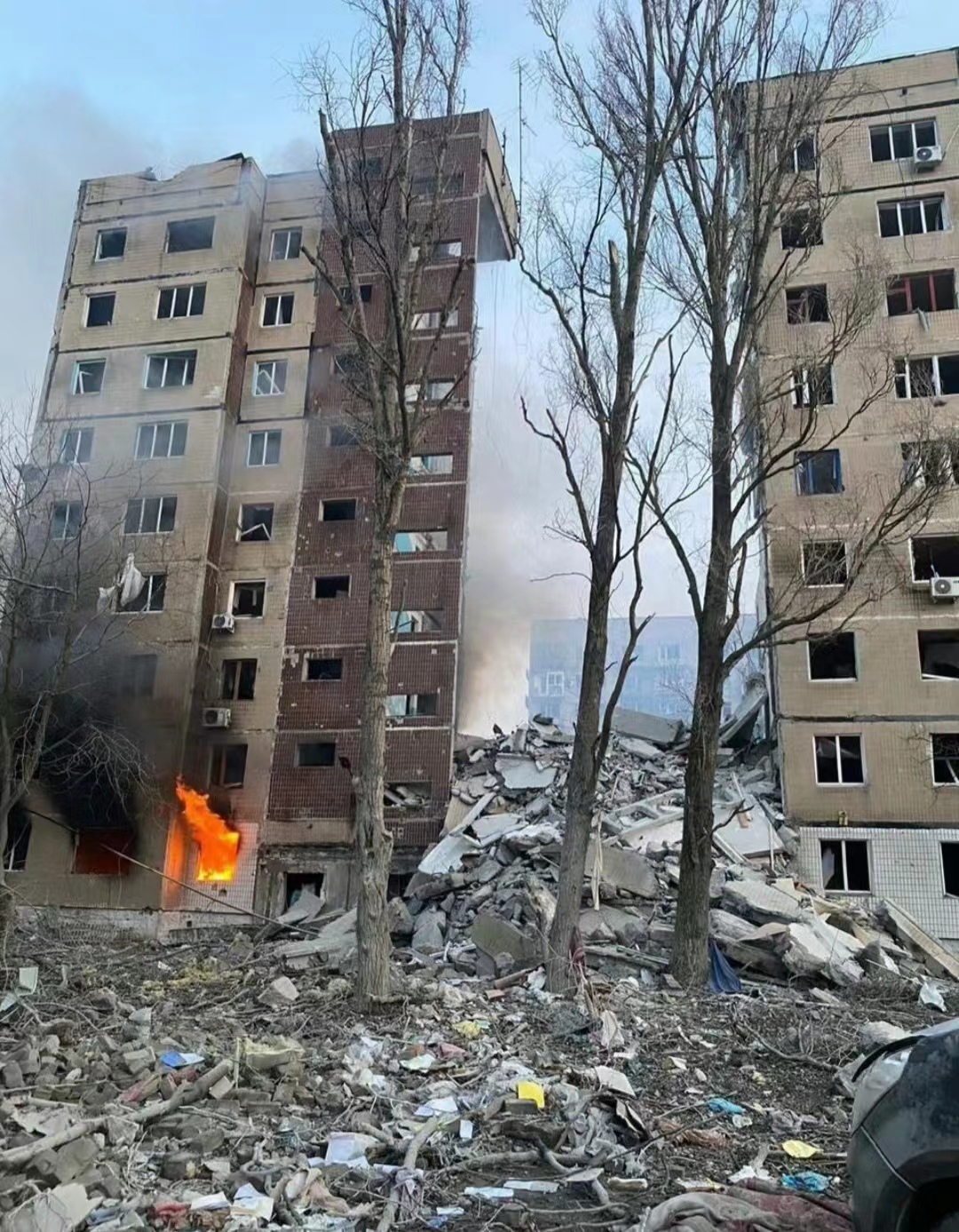 阿瓦迪夫卡镇区，乌军实在太自信了，现在还有住在高层建筑的，当然也就10层左右。估