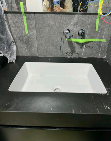 水电精准定位，黑色磨砂洗脸盆，这个卫生间就是个笑话！

装修公司给的解释是，这个
