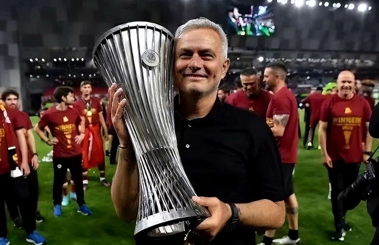 泪目！罗马球迷送别穆里尼奥，再唱歌曲，率队夺欧战冠军

北京时间1月16日，意甲