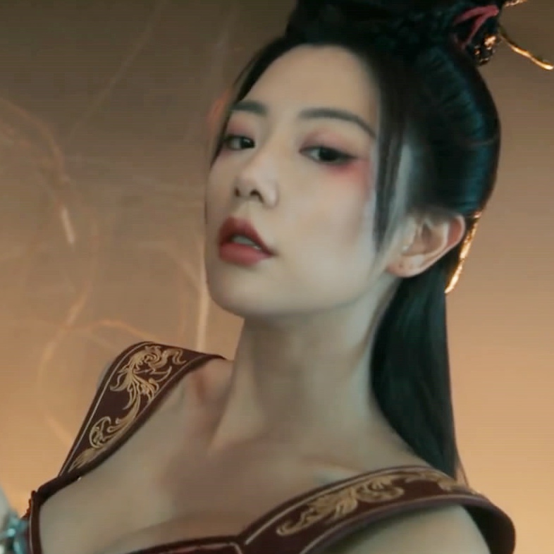 近几年国产网络大电影的封面上，通常都会有一个扮相妖艳，穿着性感角色站在C位，目的