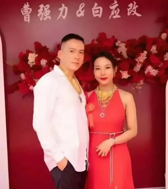 果敢王白所成的女婿，曹强力，曾是浙江温州的闲散人员，却因遇到白应改而受到青睐。尽