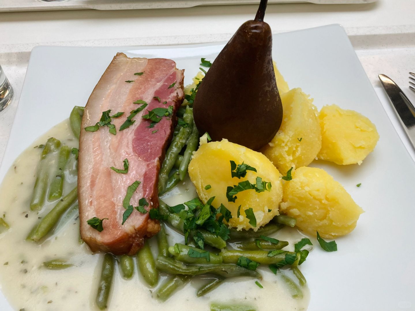 🇩🇪八年了，偶尔还是会被德餐震惊一下
梨子+大肉+豆角+土豆

各自是各自的