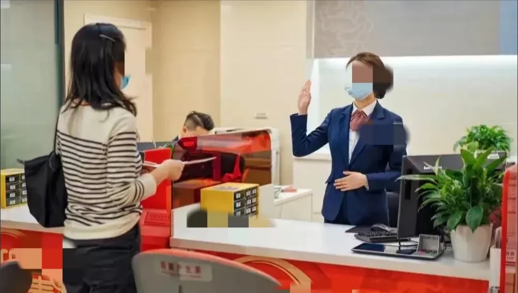 陕西咸阳，一女租客租房子，每月租金1万元。女租客在银行汇款转账10000元，不料