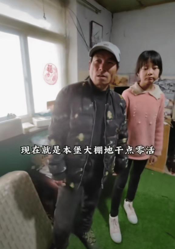 反转了，捐的8千学费被带女儿卖公鸡的父亲喝光，作者怒删视频  沈阳郊区街头，气温