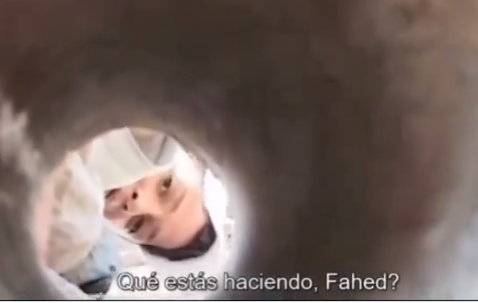 一位埃及少年，他在埃及和加沙之间的边境墙上挖了一个洞，并向加沙居民运送面包。这位