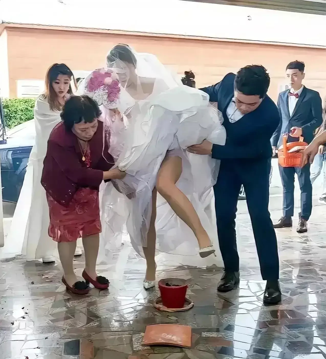 跨火盆，踩瓦片，这有什么特殊的意义吗？