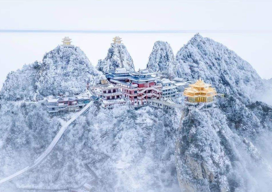 待到飞雪至，该去哪里游玩呢？
为大家介绍的是冬日赏雪圣地，国家5A级旅游景区——
