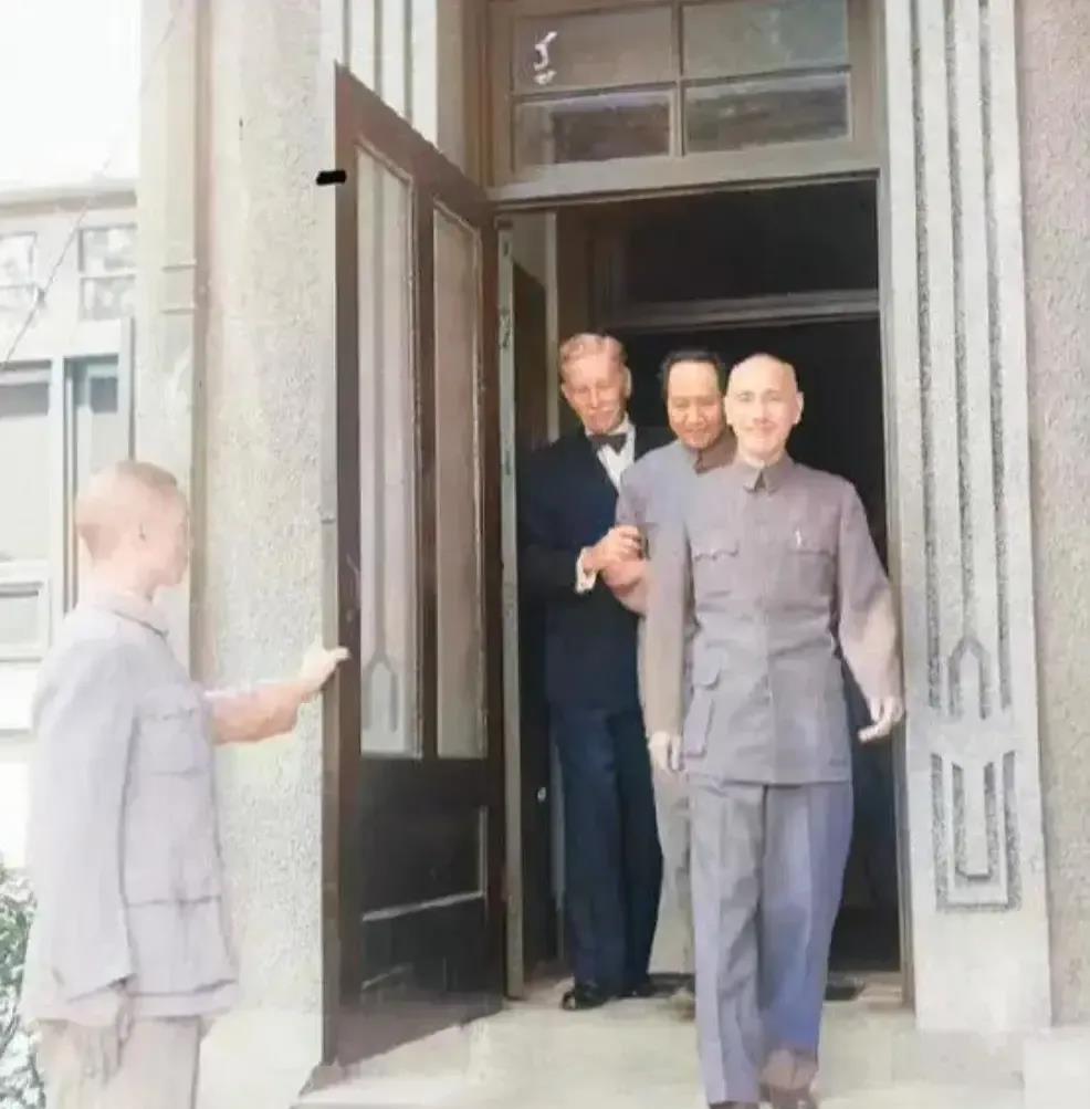 有外国媒体记者问起毛主席：“蒋介石厉害么？” 
毛主席幽默地回答道：“蒋中正先生