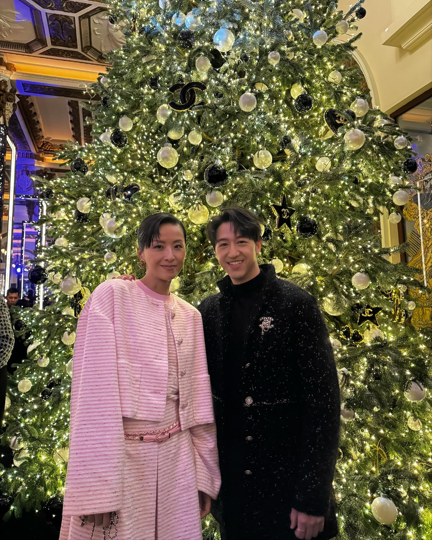 她是香港著名歌星陈奕迅的老婆，现在看起来衣着比以前好看很多，记得她以前还拍过几部