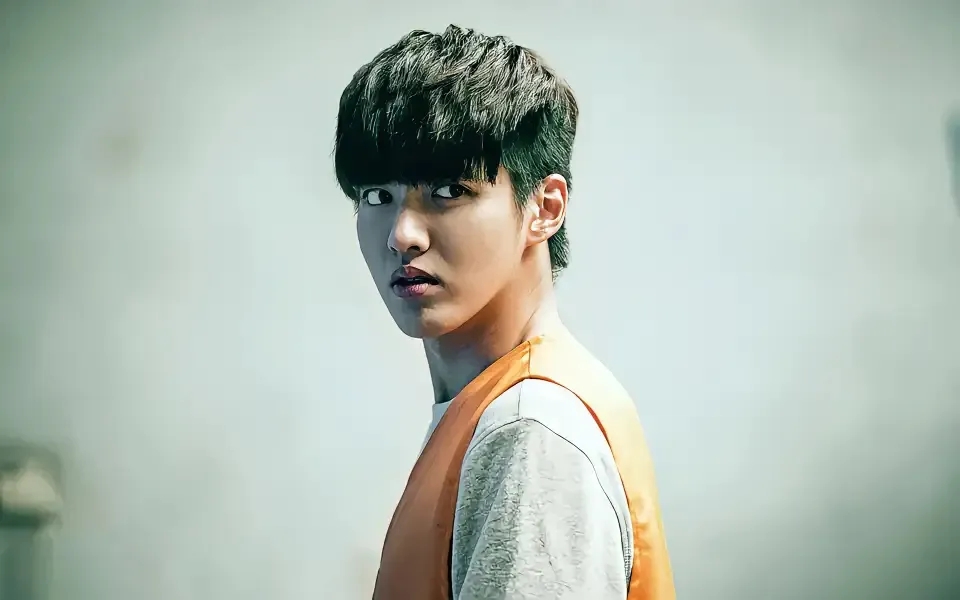 曾经高高在上的大明星吴亦凡，一夜之间跌入谷底，从神坛跌入深渊。据说刚开始时，他无