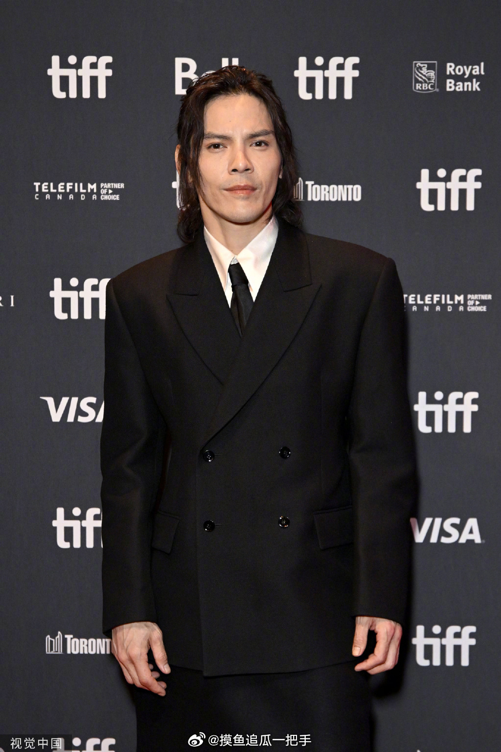 郭碧婷、向佐夫妻亮相出演新片《门前宝地》#多伦多电影节#红毯, 该片将在tiff的centrepiece单元首映。