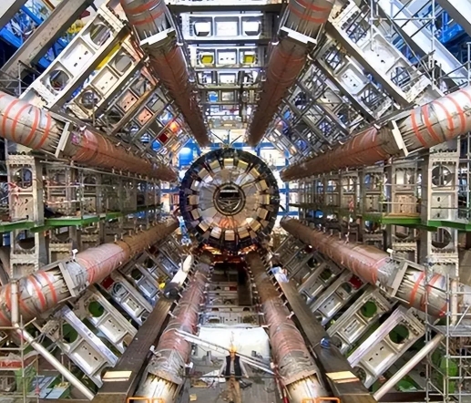 以前我很怕鬼，觉得要是哪一天撞到了，得吓死。

但是自从我知道建一个粒子对撞机要