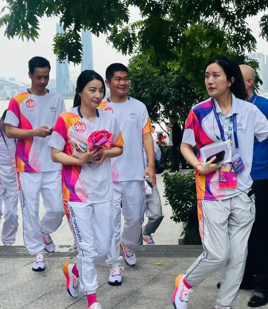 在杭州城市阳台看到郭晶晶去参加火炬传递，和她同乘一辆观光车的乘客都忍不住拿起手机