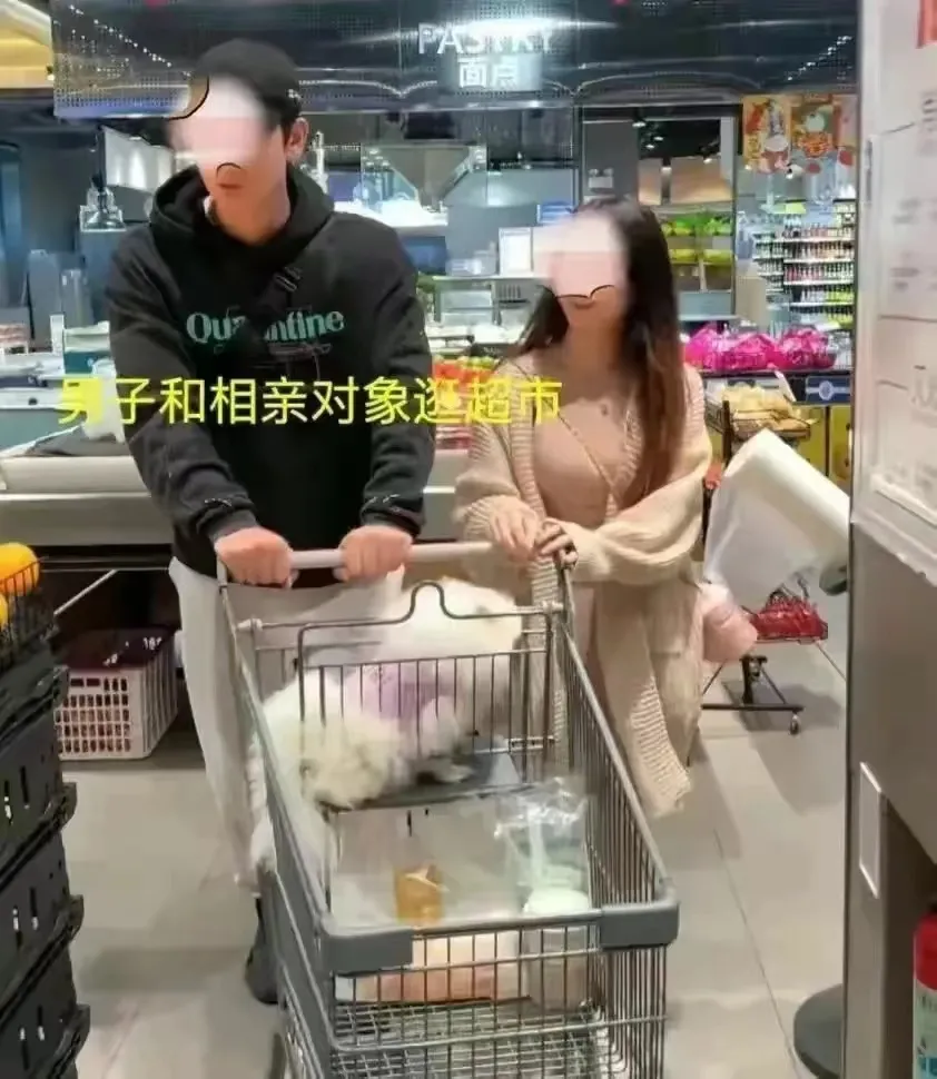 湖南，一位男子在相亲过程中遭遇了尴尬的一幕。他与一位女孩逛超市时，看到女孩突然拿