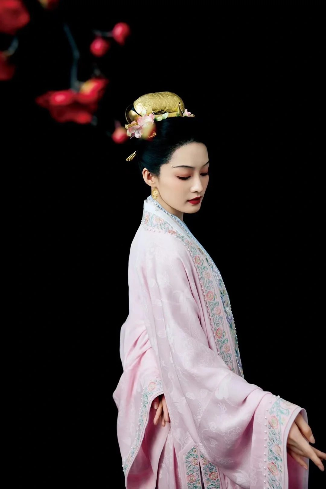 央视春晚《年锦》为李沁设计的宋代女子造型