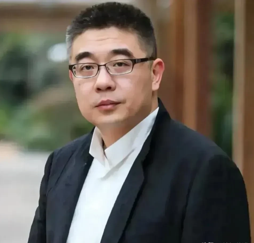 复旦大学钱文忠教授说:“我国的社会已经开始面临严重的问题，严重到让诚实守信，一诺